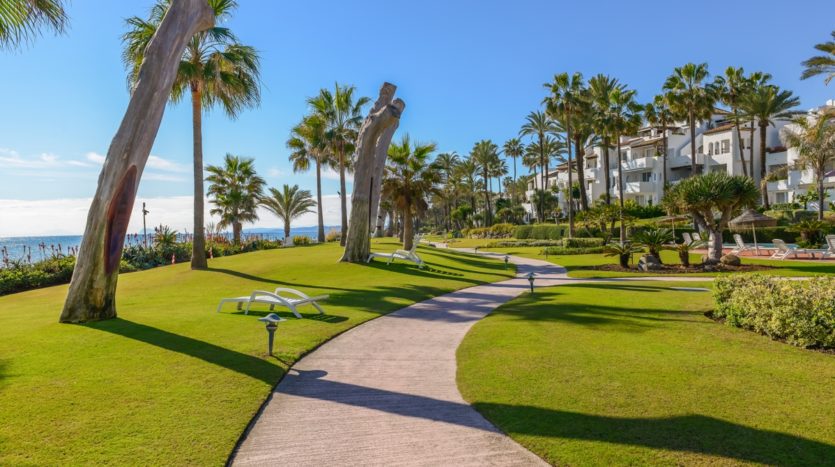 Apartamento de lujo en la primera linea de la playa en Estepona 