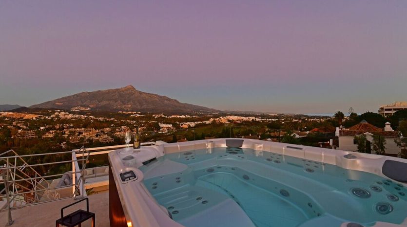 Increíble villa con vistas al mar y a las montañas 