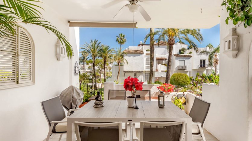 Front beach 2 bed apartment in Estepona 