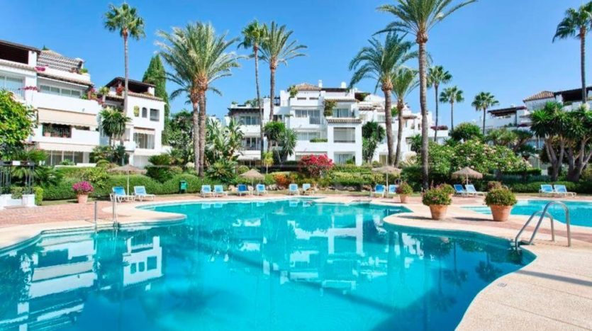 Front beach 2 bed apartment in Estepona 