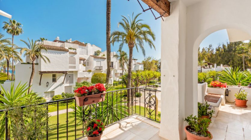 Front beach 2 bed apartment in Estepona 