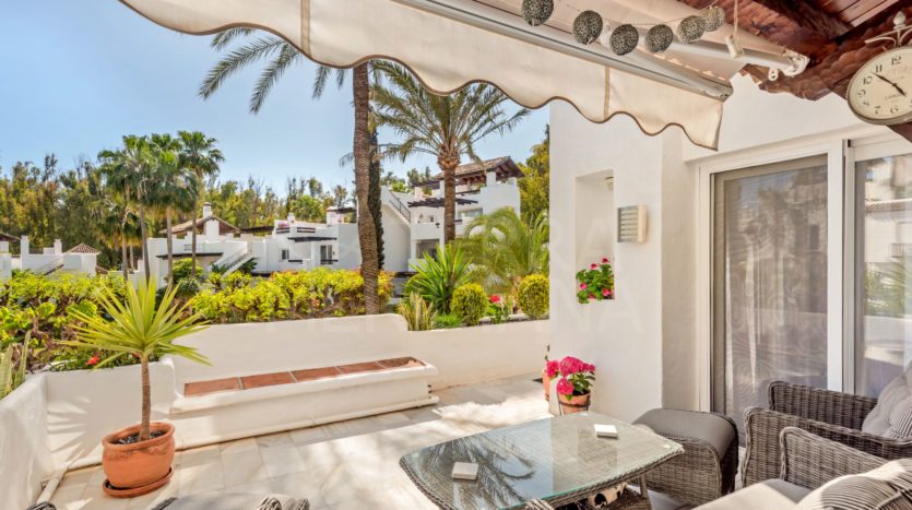 Front beach 2 bed apartment in Estepona 