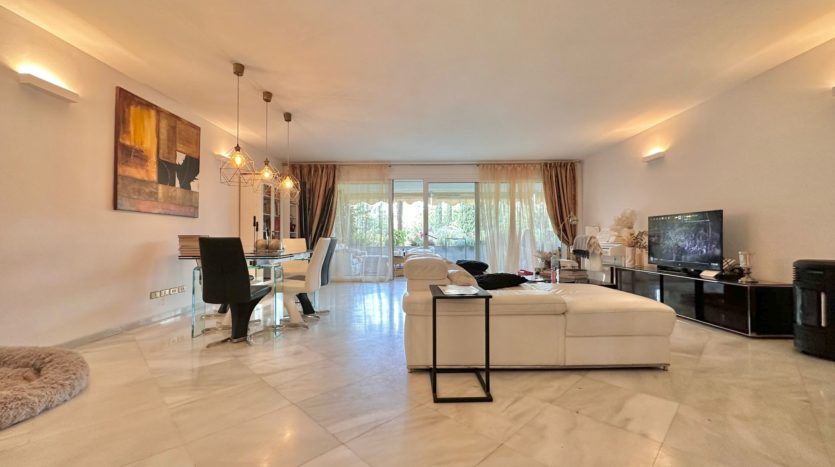 Spacious apartment on the second line of the Paseo Maritimo in Marbella 