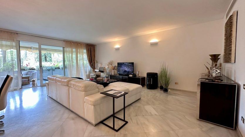 Spacious apartment on the second line of the Paseo Maritimo in Marbella 