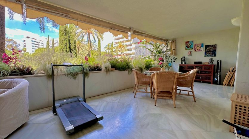 Spacious apartment on the second line of the Paseo Maritimo in Marbella 