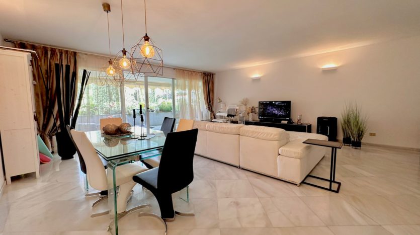 Spacious apartment on the second line of the Paseo Maritimo in Marbella 