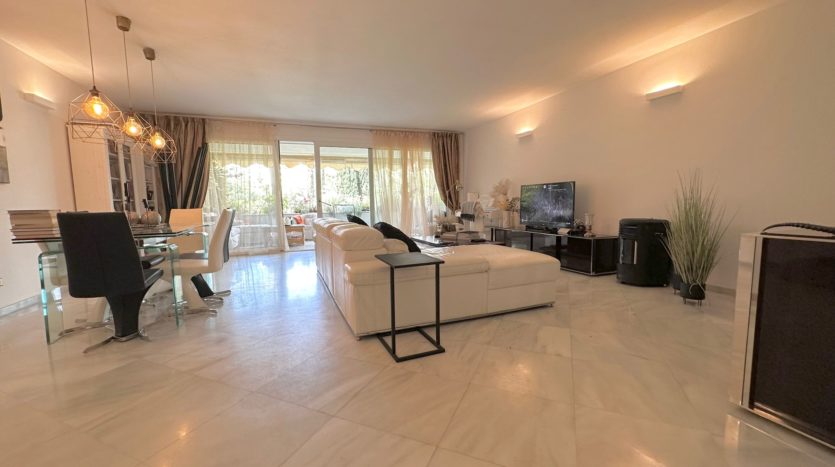 Spacious apartment on the second line of the Paseo Maritimo in Marbella 