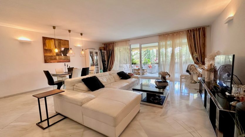 Spacious apartment on the second line of the Paseo Maritimo in Marbella 