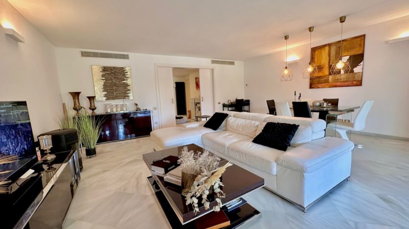 Spacious apartment on the second line of the Paseo Maritimo in Marbella 