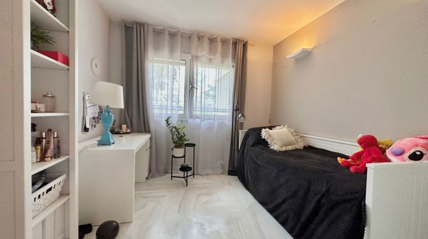 Amplio apartamento en la segunda linea del Paseo Maritimo de Marbella 