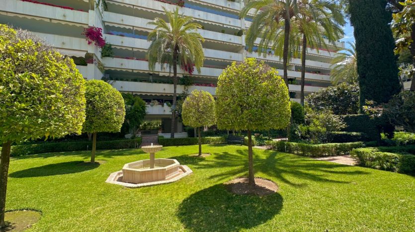 Spacious apartment on the second line of the Paseo Maritimo in Marbella 