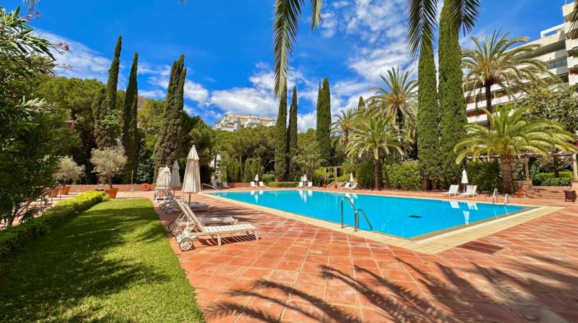 Spacious apartment on the second line of the Paseo Maritimo in Marbella 