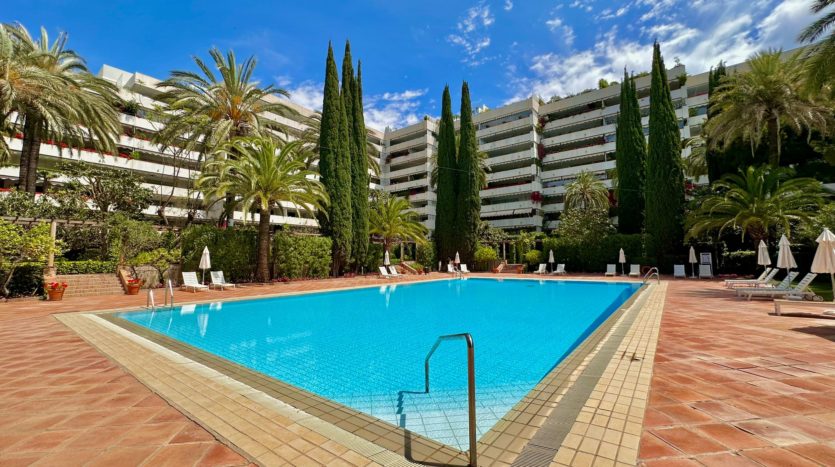 Spacious apartment on the second line of the Paseo Maritimo in Marbella 