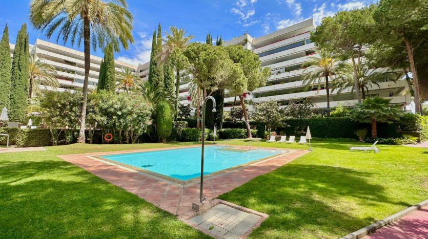 Spacious apartment on the second line of the Paseo Maritimo in Marbella 