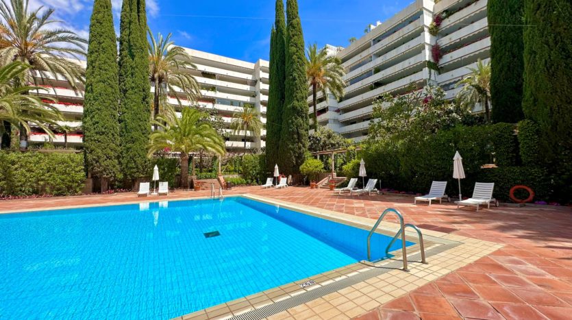 Spacious apartment on the second line of the Paseo Maritimo in Marbella