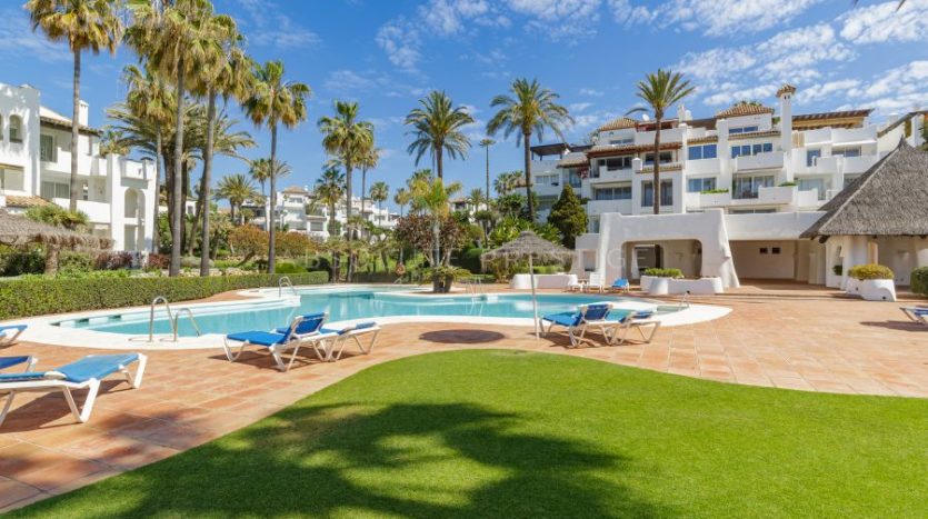 Front beach 2 bed apartment in Estepona 