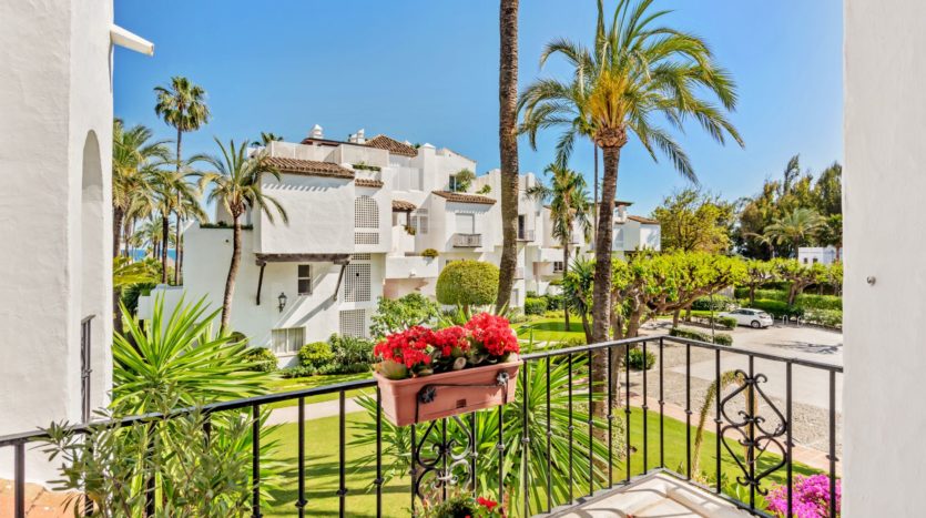 Front beach 2 bed apartment in Estepona 