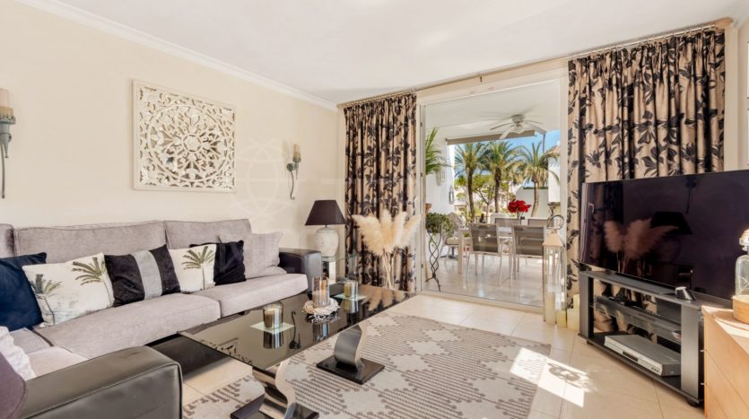 Front beach 2 bed apartment in Estepona 