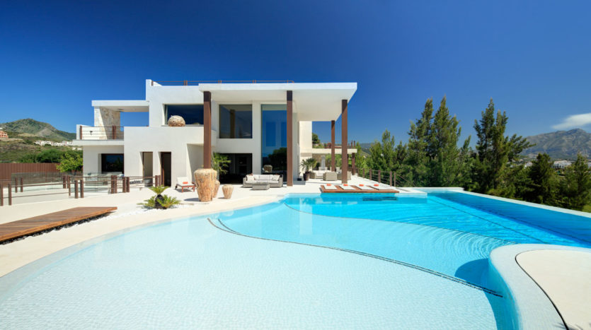 Modern villa in a frontline golf La Alqueria with fantastic 360 degree sea views 