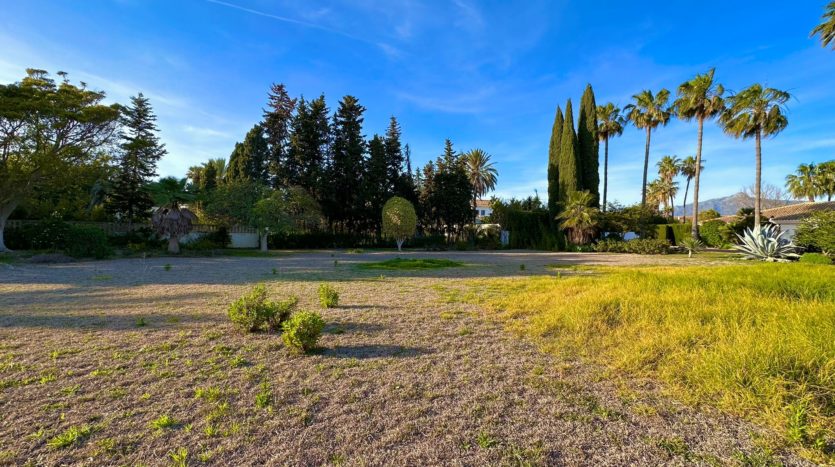 A very private and huge plot in the prestigious Guadalmina Baja – Mabrella