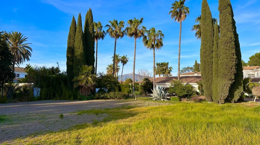 A very private and huge plot in the prestigious Guadalmina Baja – Mabrella 