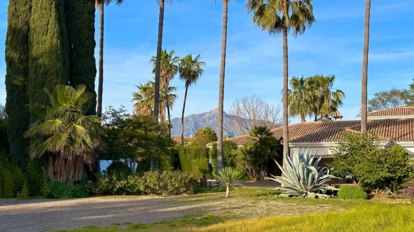 A very private and huge plot in the prestigious Guadalmina Baja – Mabrella 